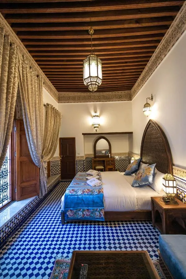 Chambre avec lustre traditionnel